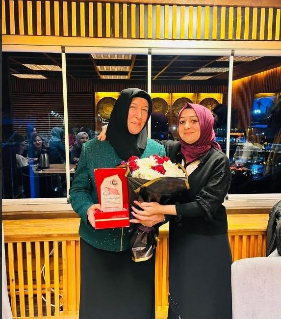 Erzincan’da emekli olan 65 yaşındaki öğretmen Gönül Seçkin’e öğrencileri tarafından