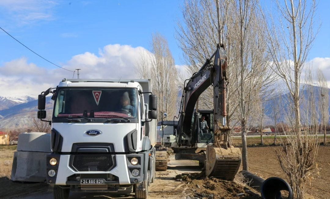 Ersevenler Mahallesinde Kanalizasyon hattı yenileme çalışması yapılıyor.