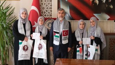 Hafız öğrenciler, harçlıklarıyla topladıkları yardım paralarını Gazze'li çocuklar için bağışladılar