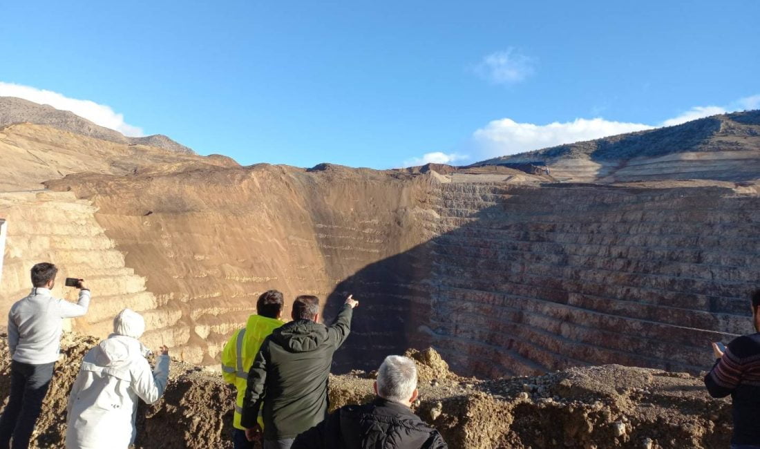 Karadeniz Teknik Üniversitesi Heyeti Erzincan'daki Heyelan Sahasında İnceleme Yaptı