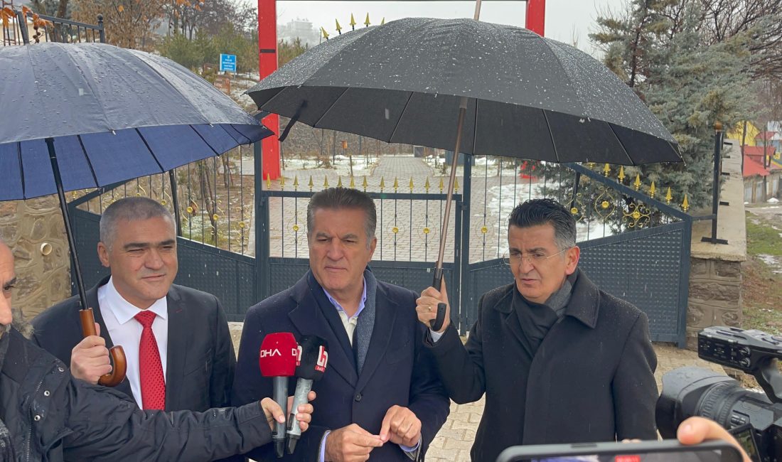 CHP Erzincan Milletvekili Mustafa Sarıgül, Hatay Köprübaşında düzenlenen törene katıldı.