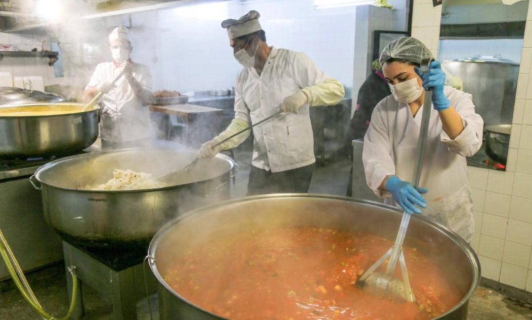 Erzincan Belediyesi Ramazan ayında günlük 800 kişiye iftar yemeği götürüyor.