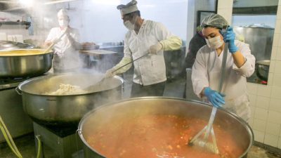 Erzincan Belediyesi Ramazan ayında günlük 800 kişiye iftar yemeği götürüyor.