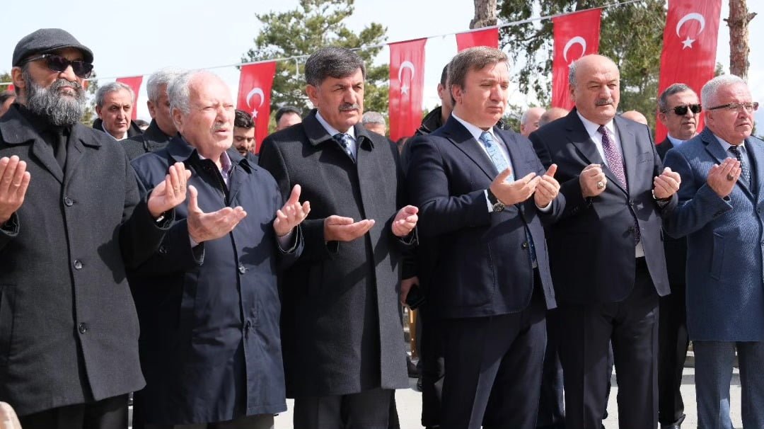 13 Mart 1992 Deprem Şehitleri düzenlenen programla anıldı
