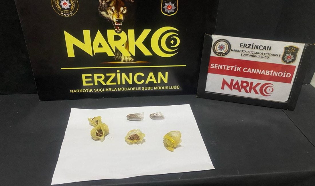 Polisleri görünce üzerinde bulunan uyuşturucu maddeyi yere atarak kaçan E.M