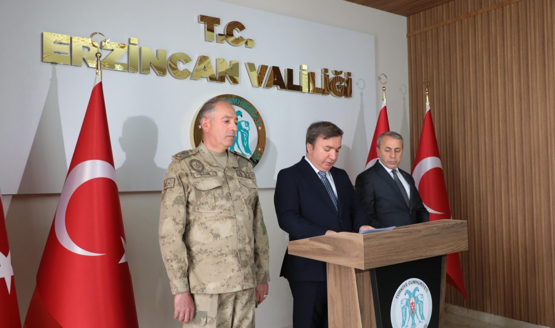 Erzincan Valisi Hamza Aydoğdu Güvenlik Bilgilendirme Toplantısı’nda basın mensuplarıyla bir