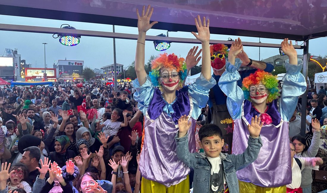 Cumhuriyet Meydanı'nda düzenlenen şenlikte doyasıya eğlenen sevgili çocuklara çeşitli ikramlar