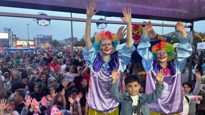 Cumhuriyet Meydanı'nda düzenlenen şenlikte doyasıya eğlenen sevgili çocuklara çeşitli ikramlar