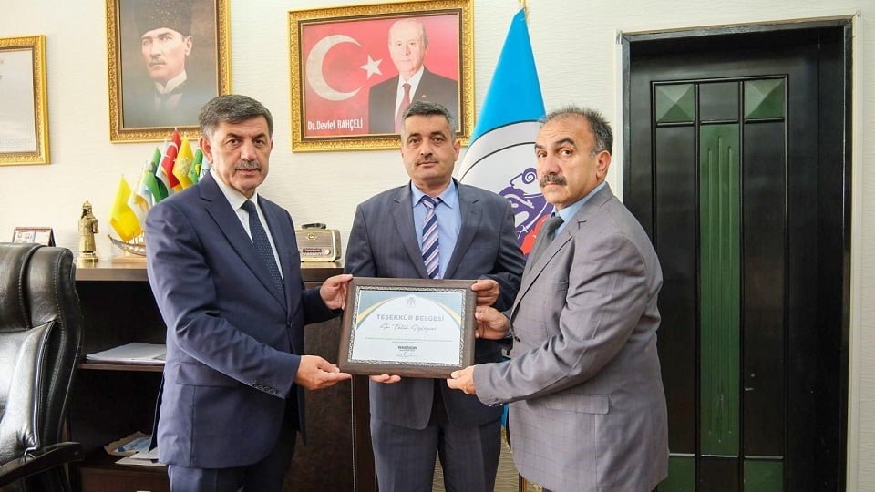 Davranışı ile örnek olan işçiye, Erzincan Belediye Başkanı Bekir Aksun,