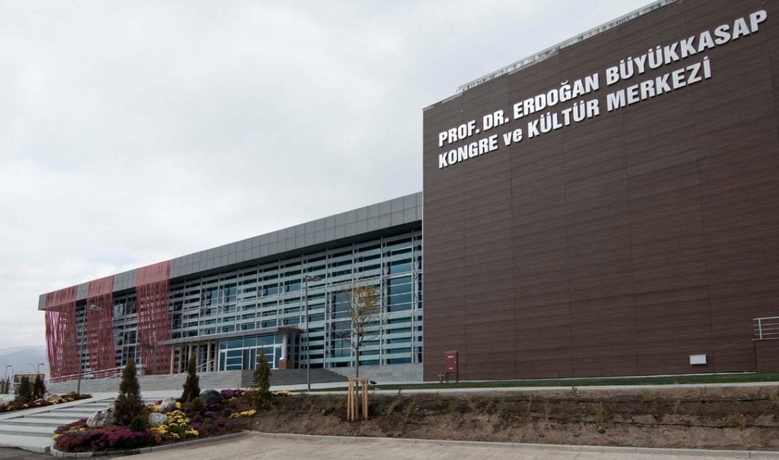 Su içmek isteyenler, Erdoğan Büyükkasap Kongre ve Kültür Merkezinde bulunan