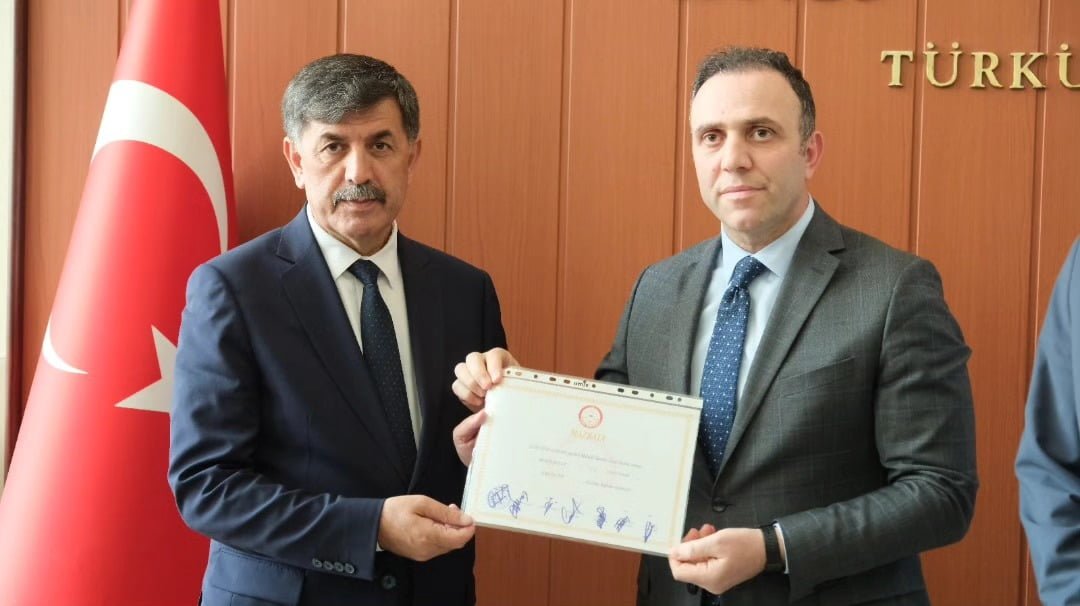 Erzincan Belediye Başkanı Bekir Aksun, mazbatasını Seçim Kurulu’ndan aldı
