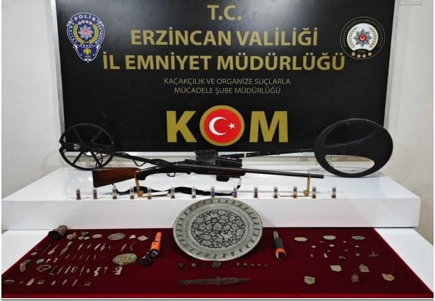 Define Avcısı Yakalandı Çok sayıda tarihi obje ele geçirildi