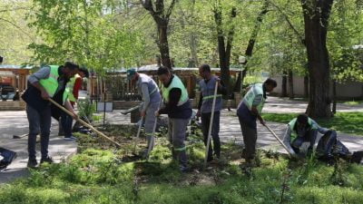 Park ve Bahçeler Müdürlüğü ekipleri, bahar mevsiminin gelmesiyle kent genelindeki
