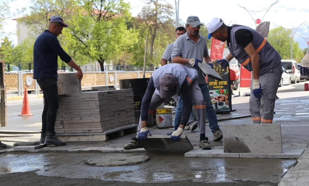 Belediye Fen İşleri Müdürlüğü ekipleri birçok noktada çalışmalarını sürdürüyor.