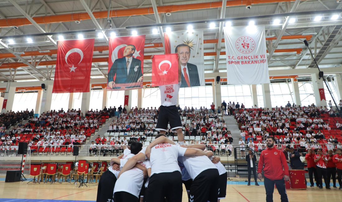 Erzincan’da 19 Mayıs Atatürk’ü Anma, Gençlik ve Spor Bayramı Coşkuyla Kutlandı Yaşar Erkan Spor Salonunda düzenlenen program saygı duruşu ve İstiklal