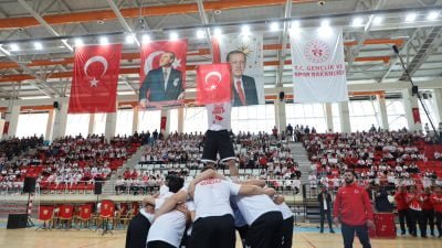 Yaşar Erkan Spor Salonunda düzenlenen program saygı duruşu ve İstiklal