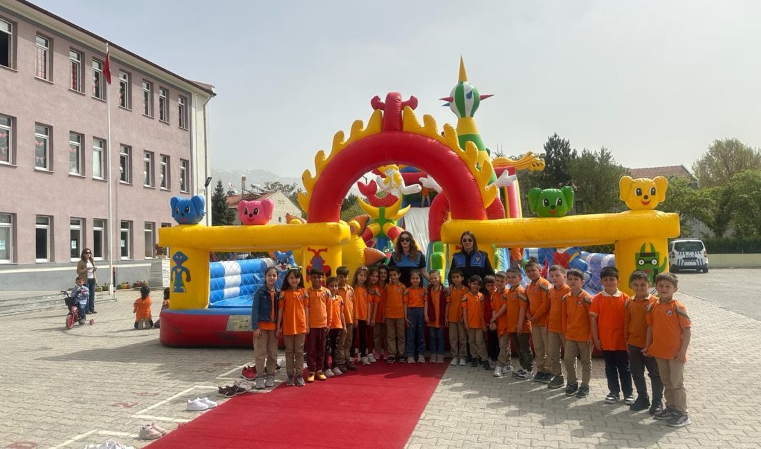 Yoğun ilgi gören 'Balon Park'ta bol bol zıplayan çocuklar, tırmanma