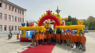 Yoğun ilgi gören 'Balon Park'ta bol bol zıplayan çocuklar, tırmanma