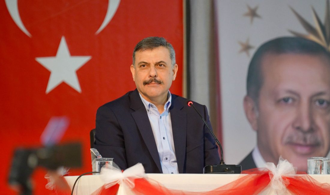Türkiye birincisi olan Erzurum Valisi Çiftçi, plaketini eşi Azime Çiftçi