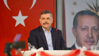 Türkiye birincisi olan Erzurum Valisi Çiftçi, plaketini eşi Azime Çiftçi