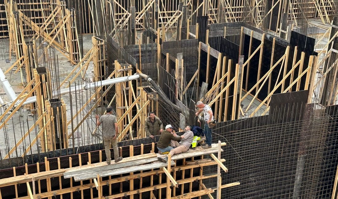 Ergan Dağında yapımı devam eden otel inşaatından düşerek iki beton