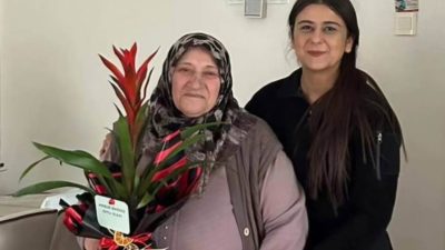 Ziyarette şehit ailelerine çiçek takdim edildi