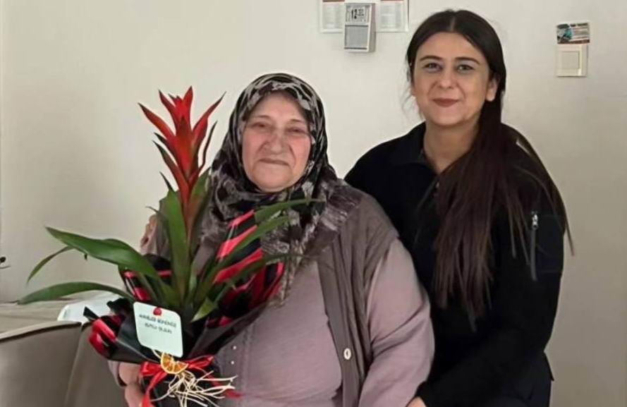 Erzincan Emniyeti Anneler Gününde Şehitlerin Ailelerini Unutmadı Ziyarette şehit ailelerine çiçek takdim edildi
