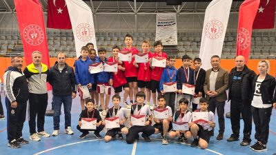 Erzincanlı badmintoncular grup birincisi oldu. 
