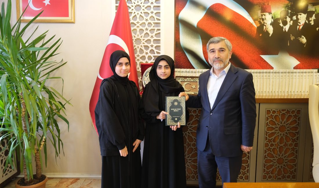 İl Müftüsü Gül, dereceye giren öğrenciye Diyanet İşleri Başkanlığı yayınlarından
