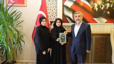 İl Müftüsü Gül, dereceye giren öğrenciye Diyanet İşleri Başkanlığı yayınlarından