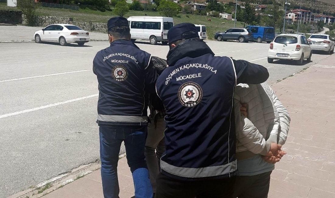 Erzincan’da 7 Düzensiz Göçmen Yakalandı Refahiye’de yasa dışı yollarla yurda girdikleri belirlenen 7 düzensiz göçmen