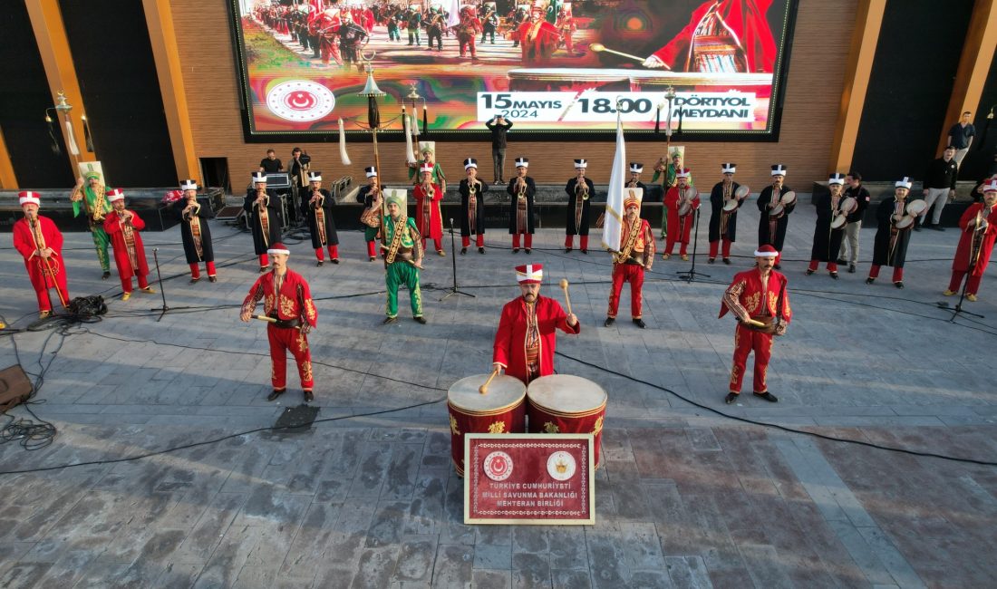 Mehteran Konserine vatandaşlar yoğun ilgi gösterdi. 