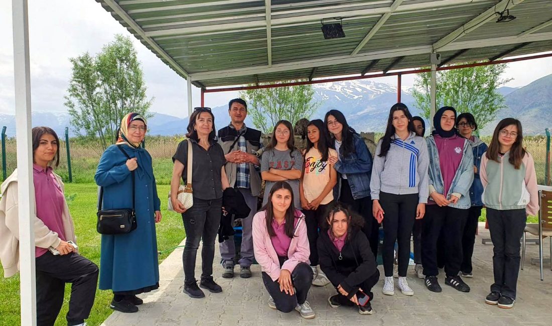 Yüksek Kimyager Hakan Boz, öğrencilere tesislerin işleyişi hakkında detaylı bilgiler