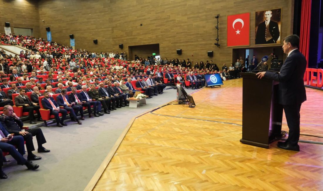 Erzincan’da düzenlenen TEDx Ergan etkinliğinde alanında uzman isimler, Türkiye Cumhuriyeti