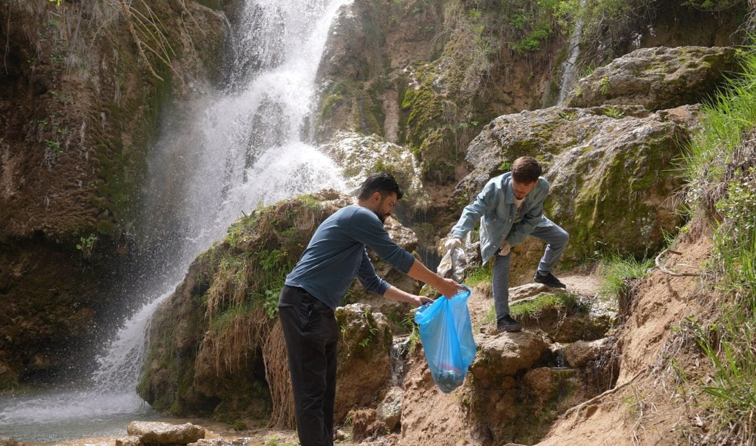 Gençler Şelale ve Atatürk Parkı’nı Temizledi