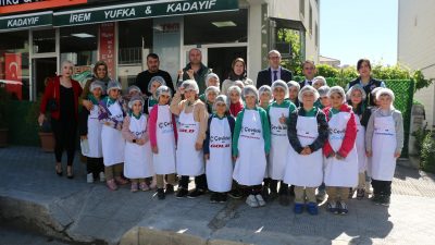 Minik öğrenciler Erzincan’da bir yufka imalathanesini ziyaret ederek, gözleme pişirip