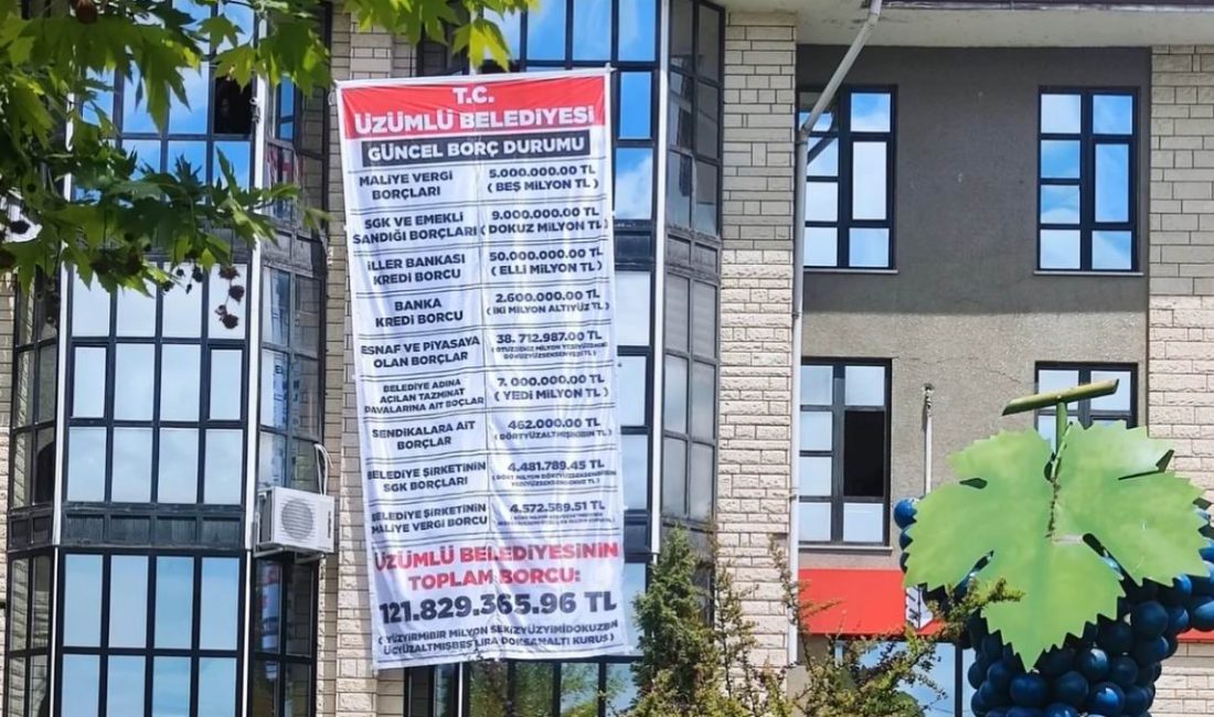 Üzümlü Belediyesi’nin Borcu Belediye Binasına Asıldı Yerel seçimlerde AK Parti’den MHP’ye geçen Üzümlü Belediyesi’nin önceki dönemden