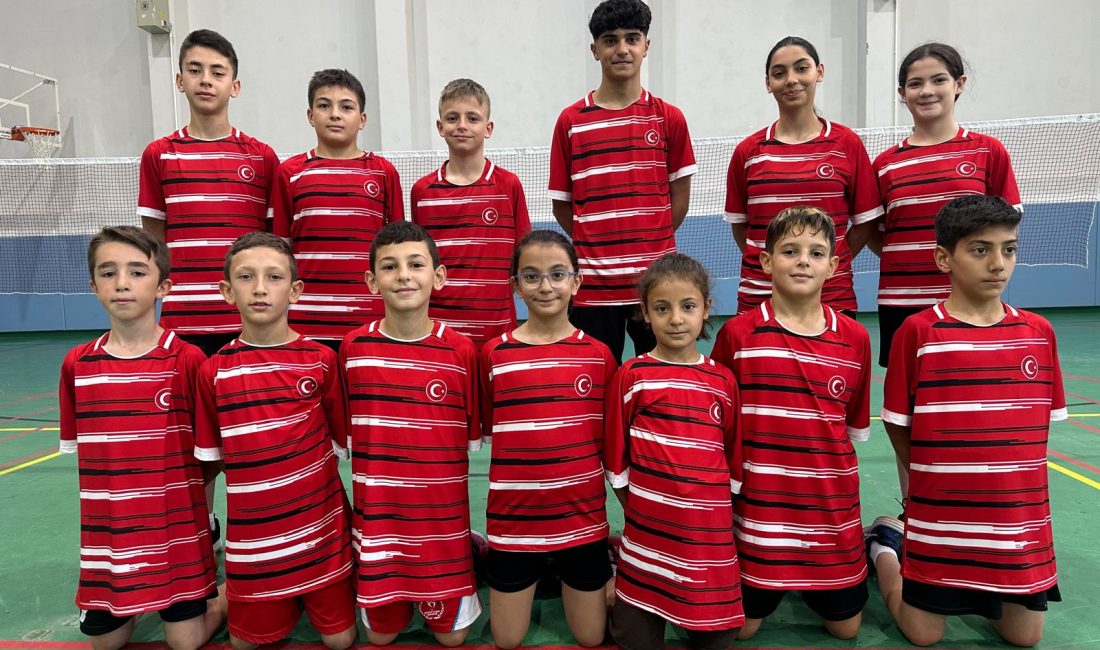Erzincan'da küçük yaşlarda badminton sporuna başlayan minik sporcular, düzenli ve