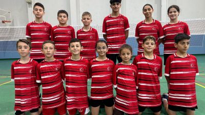 Erzincan'da küçük yaşlarda badminton sporuna başlayan minik sporcular, düzenli ve