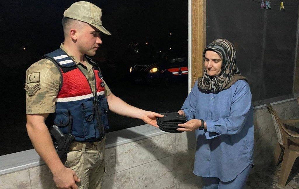 Para sahibine tam ve eksiksiz olarak teslim edildi.