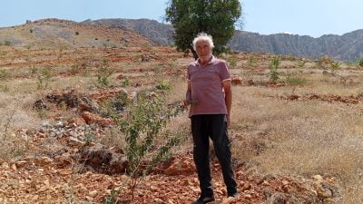 Erzincan’ın Kemaliye ilçesinde yaşayan Öğretmen Mustafa Özer, yaptıklarıyla ayakta alkışlanmayı