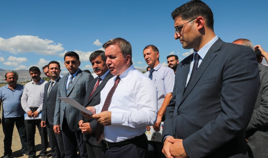Erzincan’da Beybağı mevkiinde yapımı devam eden Toplu Sera Bölgesi'ni ziyaret