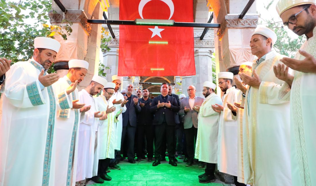 Erzincanlılar “Terzibaba Günü” Münasebetiyle Sabah Namazında Terzibaba Mezarlığında Buluştu.