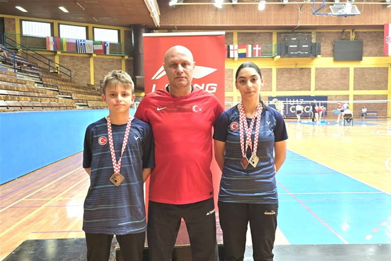 İlk kez uluslararası bir turnuvaya katılan sporcular, madalyalarla geri dönerek