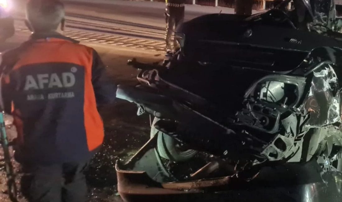Erzincan/Sivas karayolu Sakaltutan mevkiinde meydana gelen trafik kazasında bir taksi,