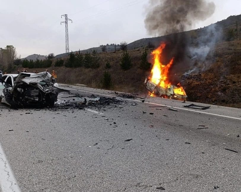 Erzincan'ın Refahiye ilçesinde iki otomobil çarpıştı, araçlardan biri çarpmanın etkisiyle