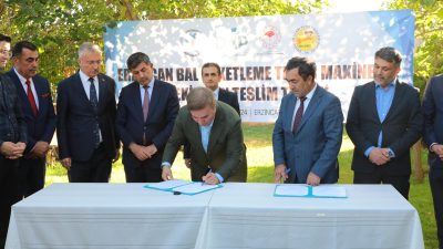 Erzincan’da kurulacak olan bal paketleme tesisi için bugün imzalar atıldı.