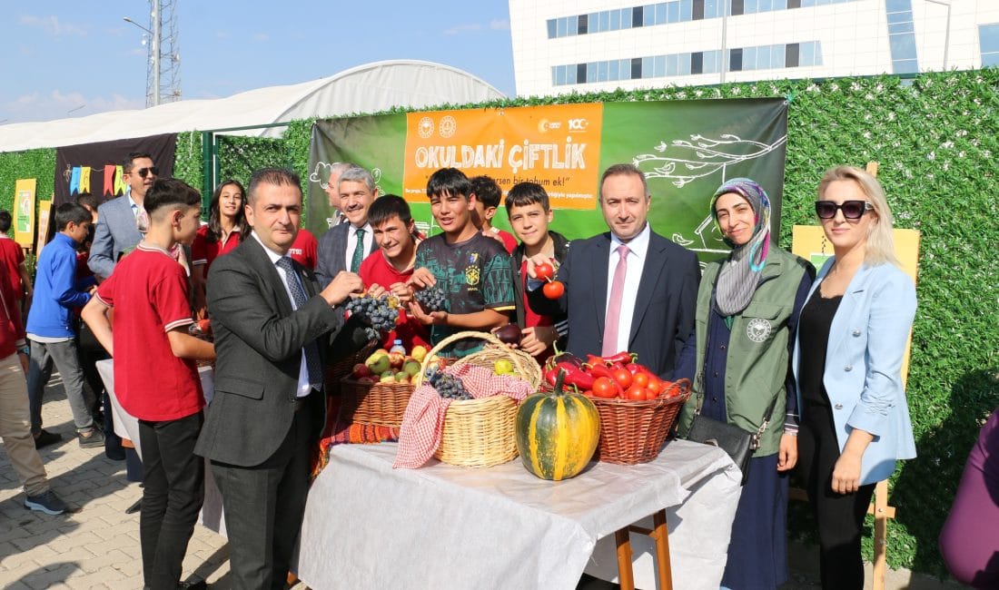 Erzincan Demirkent TOKİ Ortaokulu’nda düzenlenen etkinlik renkli görüntülere sahne oldu.