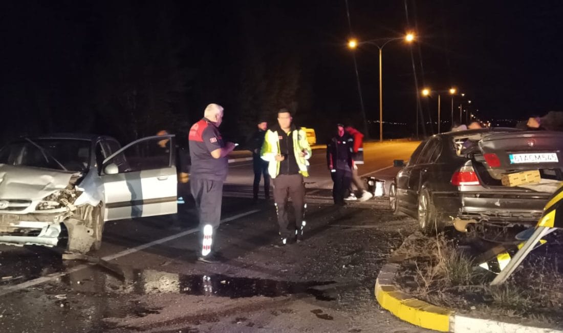 Erzincan’da iki otomobilin çarpışması sonucu meydana gelen trafik kazasında 2