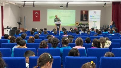 Çocuklar, suyun doğru ve verimli bir şekilde nasıl kullanılacağını öğreniyorlar.